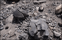 パン皮状火山弾と溶結集塊岩の風景画像