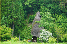 石仏と奇岩群の景色