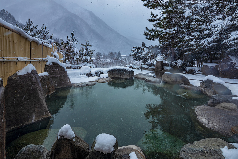 栃尾温泉 洞谷雪桜ライトアップ 画像