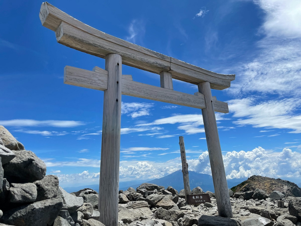 剣ヶ峰山頂に建つ鳥居