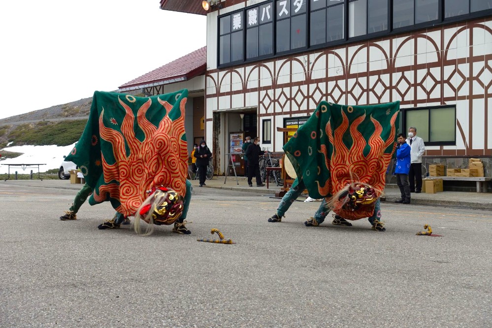 開山祭での獅子舞