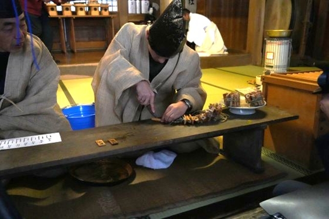 あなたが現在見ているのは 600年の歴史「管粥神事」