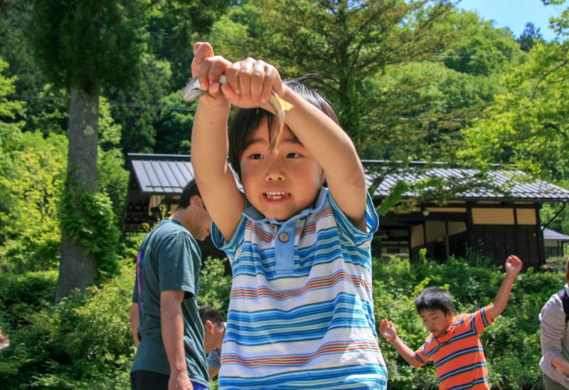 飛騨の大自然の中で学ぶ 渓流魚のつかみ取り 岐阜県中部山岳国立公園活性化推進協議会