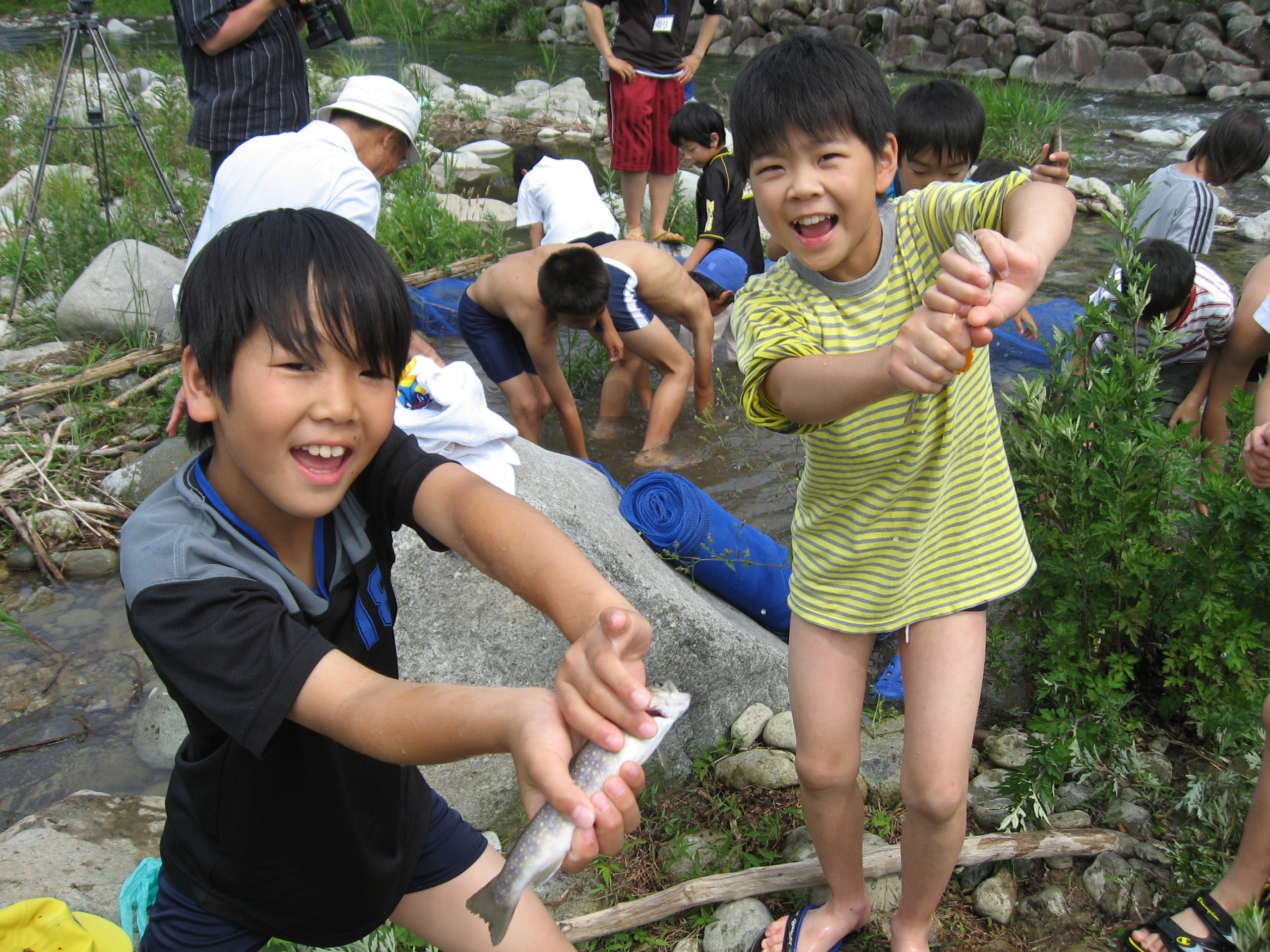 飛騨の大自然の中で学ぶ 渓流魚のつかみ取り 岐阜県中部山岳国立公園活性化推進協議会